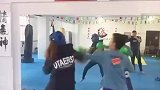 妈妈心血来潮陪学散打儿子练习，儿子不按套路出牌一拳打脸