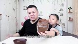 大神和桐桐试吃“传统大酱”，有点咸，炒回锅肉不错！