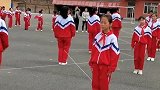 看小学生们的表演，跟着音乐皮筋也可以跳的这么有感觉！你跳过吗