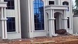 两兄弟建房，父亲建议建4层同一大门进出一家住两层，大嫂不同意宁愿多出30万也要建两栋分开住，大嫂这样做对吗？