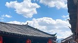 丽江的白云总缠绕着天空。