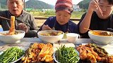 农村吃货一家吃牛肉汤泡饭，配各种泡菜
