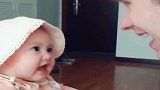 个月混血宝宝和爸爸是这样交流的，眼前的一幕，看着好有爱