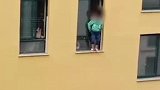 男童打不开厕所门，从幼儿园3楼跳下，保安徒手接人