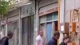 店铺突发爆炸起火，退伍军人冲进火场拉煤气罐