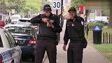 国外恶搞：挤爆食品袋让人以为是枪支走火，路人被吓得大声尖叫