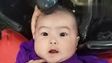 小宝宝第一次在理发店洗头，两个眼珠子转来转去的，好像有点紧张