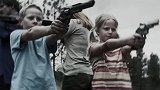 在丧尸横行的末世里，小孩子都这么会玩枪，感觉有点莫名的恐怖！