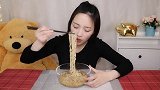 妹子试吃30元一袋的土豪“鲍鱼面”，竟然吃出两只鲍鱼，太奢华