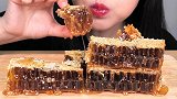 小姐姐吃大块的蜂巢蜜，这是真正的甜到滴蜜呀