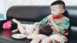 二胎是个妹妹，相差4岁的哥哥就变成了这样，看完不许笑！