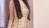 美女小姐姐在卧室尬舞，舞姿动作精彩好看，就是好像缺了点什么