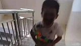 想要妈妈抱一下安慰一下他，结果妈妈转身就走