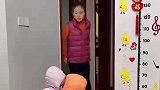 小孩一分为二整蛊妈妈，还以为姐妹俩打起来了