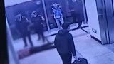 男子北京地铁站内猝死 父母起诉地铁公司索赔139万