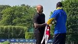 亨利探班国米训练 与小图拉姆攀谈