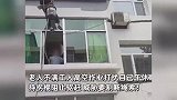 老人不满工人高空作业打扰自己午休，持拐棍阻止驱赶，威胁要割断绳索