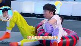 好笑又无助！丁程鑫悬空拎起杨迪，杨迪一脸生无可恋丑成表情包