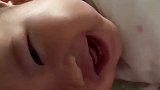 宝宝一直是母乳喂养，见到妈妈撩起衣服之后的反应