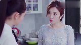 美女偷吃蜂蜜不成，反倒蜂蜜全粘头发上了，还好闺蜜机智