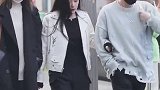 即使戴着口罩也是如此英俊，旁边的这位美丽女士并不当一回事