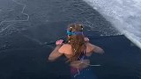 俄罗斯女孩挑战冰下游泳，被冻得瑟瑟发抖
