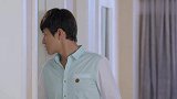 男子回家像贼一样，没想到瞬间跑出来个蒙面人，男子惊慌滚下楼梯