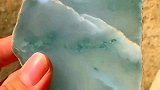 手感很好的玉石，只可惜被表弟砸了一个核桃，就有裂缝了！