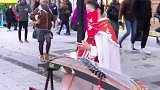 女子街头穿汉服弹古筝，一曲惊呆一群老外
