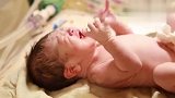好萌！刚出生的婴儿被留在床上没人管，紧张的小手不受控制乱动
