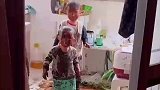 两萌娃在厨房“作妖”，妈妈看到差点崩溃，洗洗还能要！