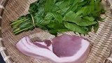 鲜嫩的香椿搭配猪肉，做一道临沂农家特色小炒，卷煎饼香辣味美