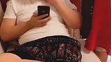 老婆肚子不舒服，老公一句话搞定，多喝热水