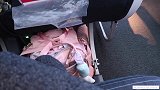 孩子们在摇篮里睡着了，惹人喜爱的样子，你不喜欢吗