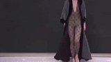 时装秀：设计师太大胆了，模特边走边敞开衣服，真是妙不可言！