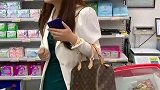 你们男朋友跟你们逛超市的时候也是这样的吗？
