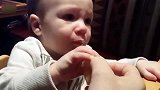 小宝第一次吃柠檬，初尝并无不适，细品一脸嫌弃啊！