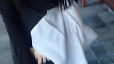 小伙子调侃美女，让美女很无奈