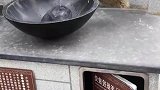 聪明又可爱！翠湖小松鼠也会用感应水龙头