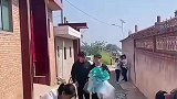 只因新娘长得太平淡，小伙手捧鲜花与新娘擦肩而过