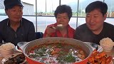 大叔一家人吃一大锅的香辣炖鲤鱼，各种泡菜！