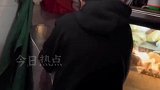 男孩独自守店熟练剁肉