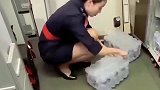 第一次在飞机上看到，空姐拆矿泉水包装的技术，厉害了！