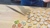 这是我见过包饺子最快的人，技术堪称一流，真是让我大开眼界！