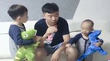 爸爸打球回来吃零食，可给这哥俩馋坏了，博哥爸爸，你辣不辣