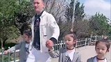 自从给老公生了三胞胎女儿，爸爸每次出门走路都带风了