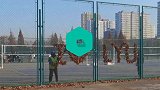 学生在操场围栏上用落叶表白，被大爷的扫帚扫落，网友怒了