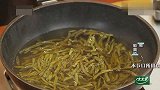 豆角干炖红烧肉，豆角干解油腻，红烧肉的口感还特别好！
