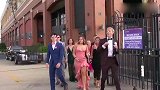 爆笑恶搞路人，把棒球拴绳上假装向路人扔去吓得路人直往后躲