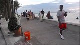街头整蛊，男子伪装成植物吓路人，路人非常的尴尬